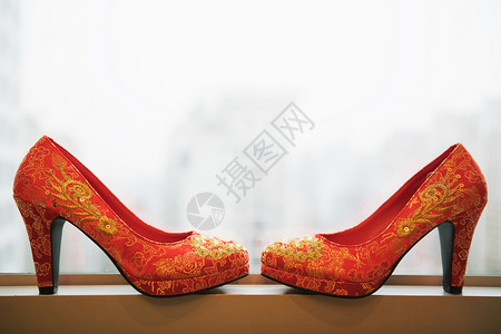 婚鞋窗台上的鞋子高清图片
