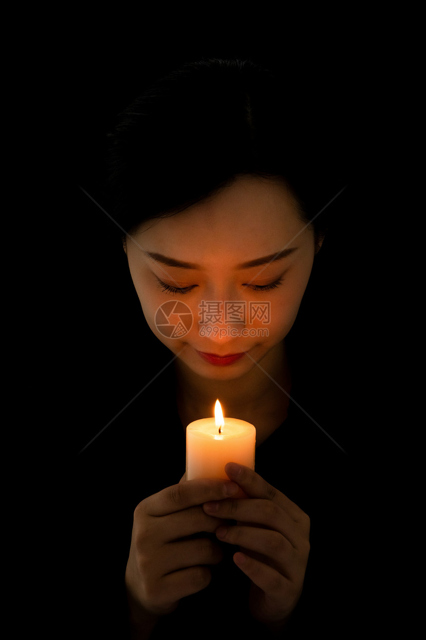 少女手拿蜡烛许愿图片