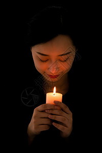 少女手拿蜡烛许愿背景图片