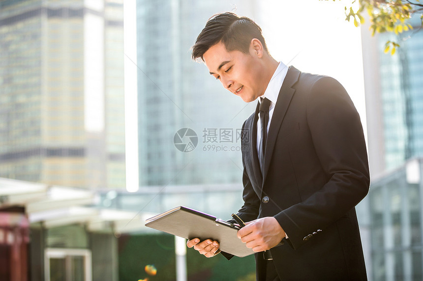 年轻商务男士使用平板电脑图片