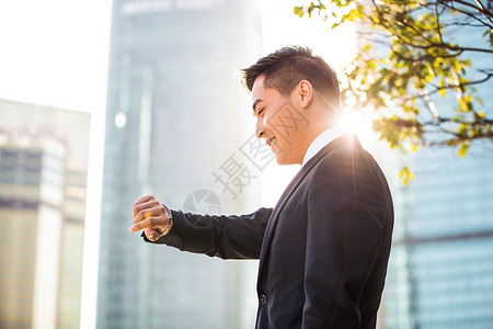 年轻商务男士看手表背景图片