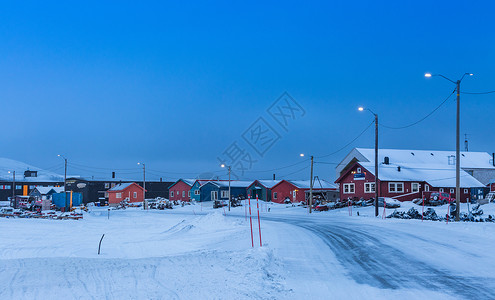 巴公房子北极城市朗伊尔城城市夜景背景