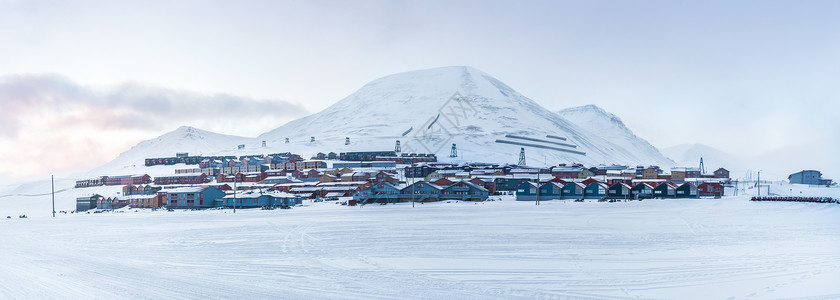 北极城市朗伊尔城冬季城市雪景高清图片