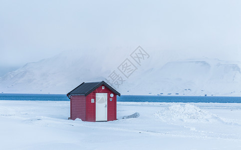 红色北极北冰洋海边的红房子背景