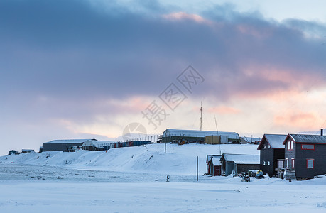 欧式小房子北极城市朗伊尔城冬季城市雪景背景