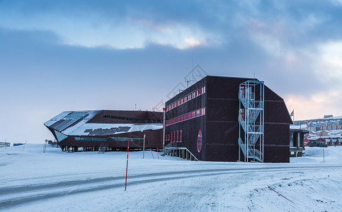 北极城市朗伊尔城冬季城市雪景背景图片