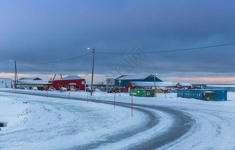 北极城市朗伊尔城冬季城市雪景背景图片