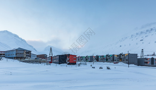 北极城市朗伊尔城冬季城市雪景背景图片