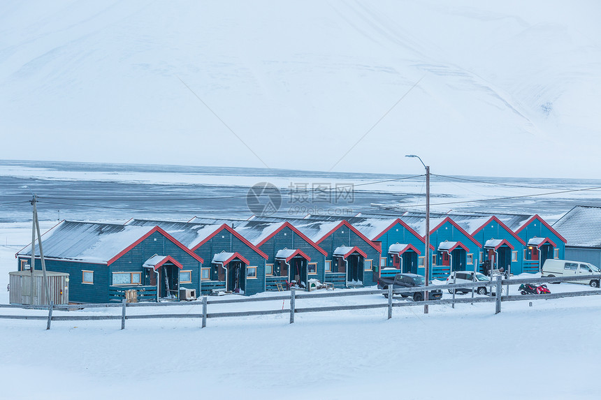 北极城市朗伊尔城冬季城市雪景图片