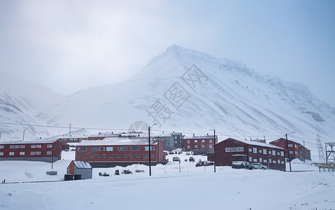 北极城市朗伊尔城冬季城市雪景背景图片