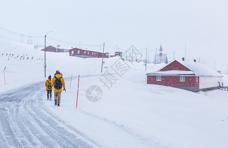北极城市朗伊尔城风光高清图片