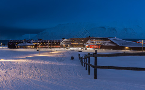 冬天的街道北极城市朗伊尔城城市夜景背景
