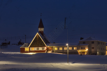 北极城市朗伊尔城城市夜景图片