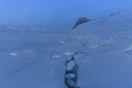 冬季壮观的北极雪山风光背景图片
