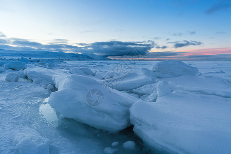 冬季壮观的北极雪山风光图片
