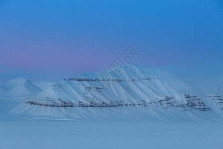 冬季壮观的北极雪山风光背景图片