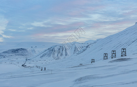 北极冬季壮观的雪山风光背景图片