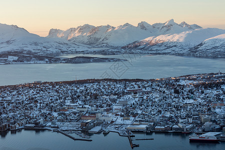 俯瞰挪威罗弗敦北极圈著名旅游城市挪威特罗姆瑟风光背景