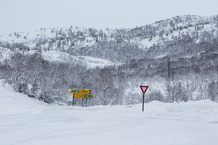 挪威北极圈冬季雪景背景图片