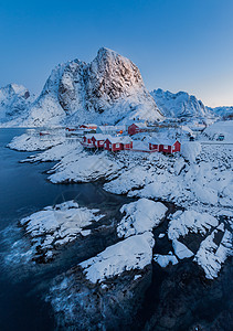 山脚下山脉挪威北极圈雪山脚下美丽的渔村背景