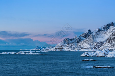 挪威人挪威北极圈雪山脚下美丽的渔村背景