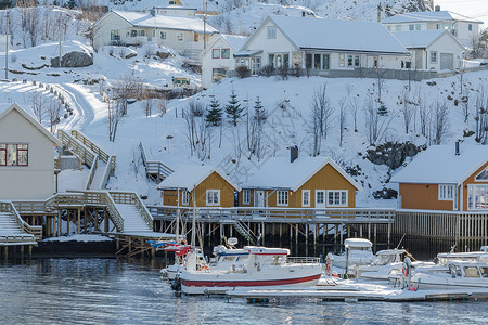 彩色雪花冬季北极圈中的彩色房子背景