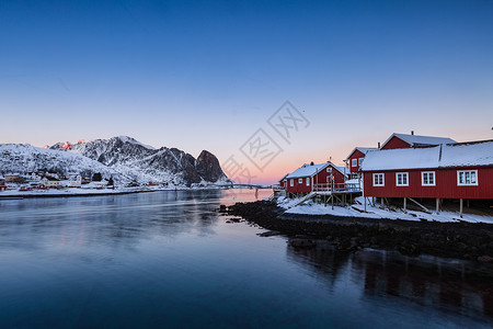 北欧建筑风景挪威峡湾冬季海边的红房子背景