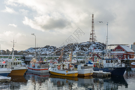 挪威渔船挪威罗弗敦群岛世界文化遗产Nusfjord渔村背景
