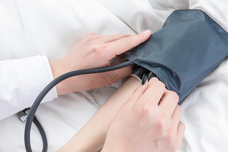 影像诊断医护人员为患者量血压背景