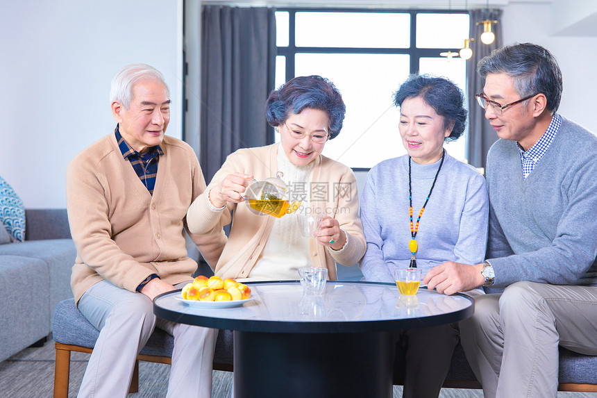 中老年聚会喝茶倒茶图片