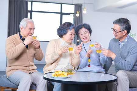 老年人喝酒中老年人家庭聚会背景