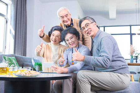 老年人点赞鼓励高清图片