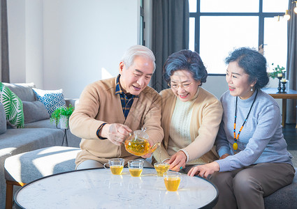 中老年人聚会品茶高清图片