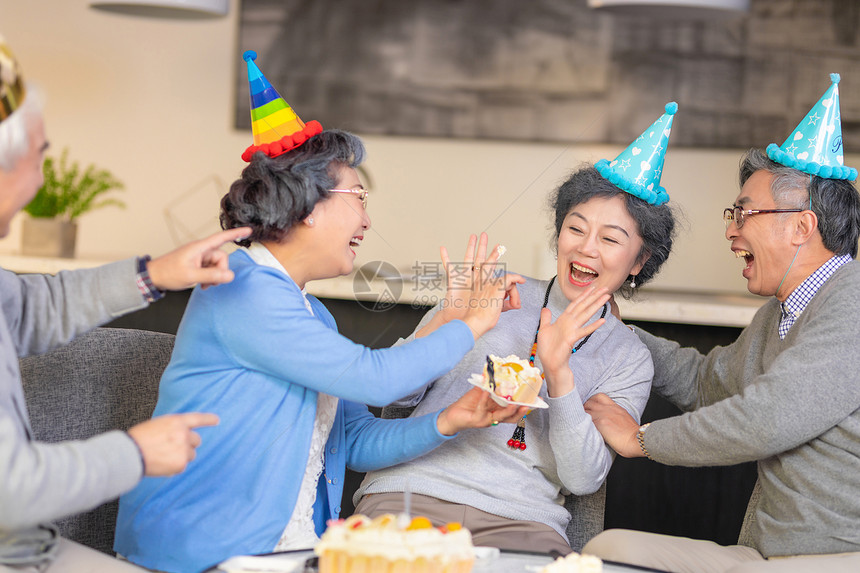 老年人生日庆祝吃蛋糕图片
