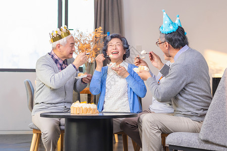 老年人生日庆祝吃蛋糕高清图片