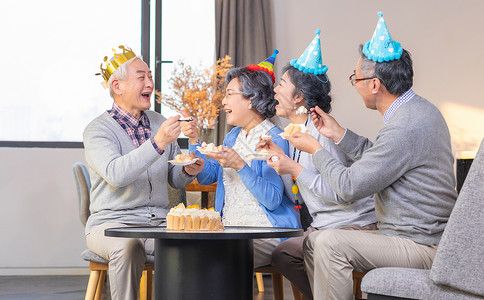 老年人生日庆祝吃蛋糕高清图片