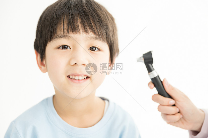 儿童体检检查耳朵图片
