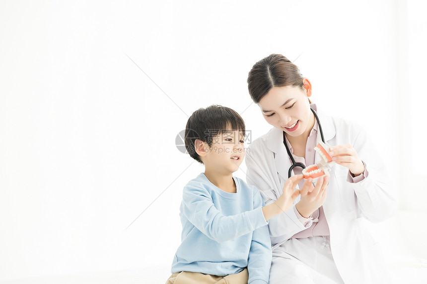 医生给儿童普及牙齿健康图片
