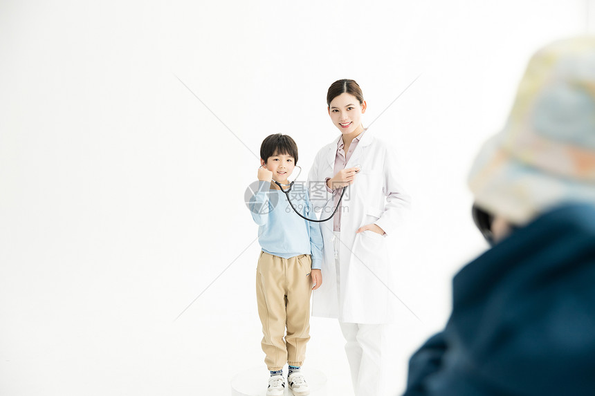 儿童和医生在拍照图片