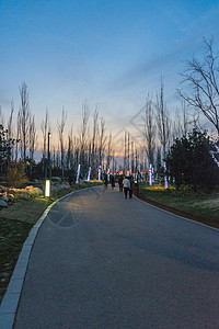 西安昆明池遗址道路夜景图片