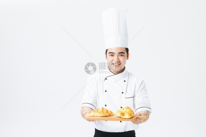 厨师拿着面包图片