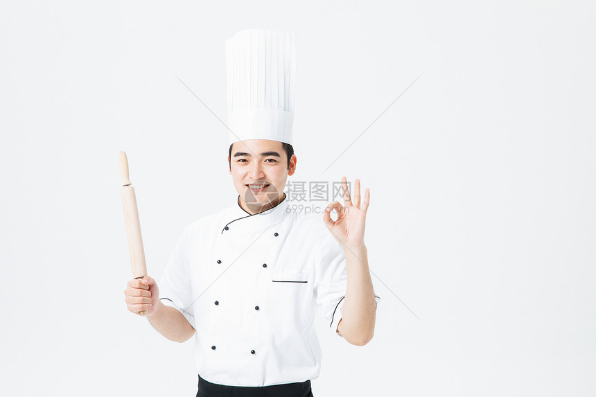 厨师拿着擀面杖图片