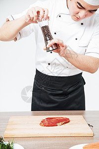 西餐厨师牛排撒黑胡椒图片