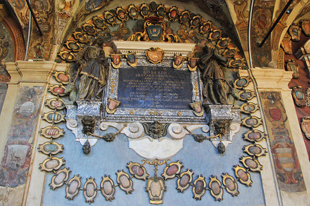 博洛尼亚的阿尔基金纳西奥宫挂满徽章的古老墙壁高清图片
