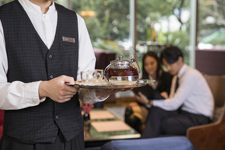 酒店服务人员准备茶水高清图片