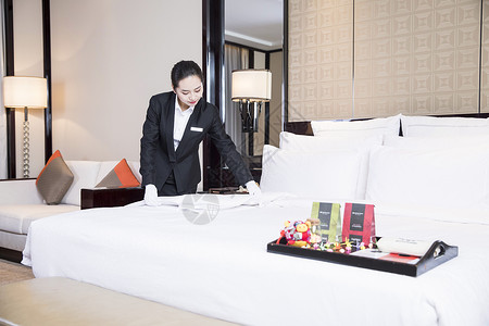 酒店服务员整理床铺高清图片