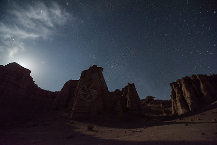 新疆雅丹夜景星空月光图片