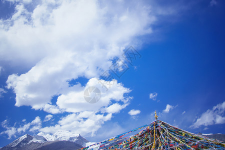 南迦巴瓦雪山南迦巴瓦山下一座小院背景