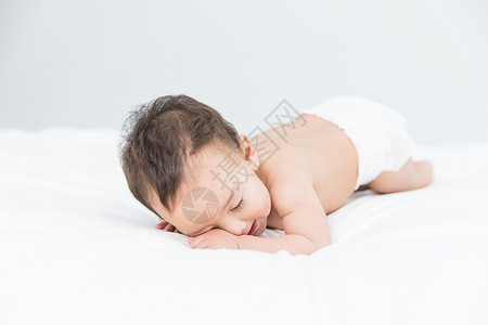 可爱婴儿哄婴儿睡觉高清图片