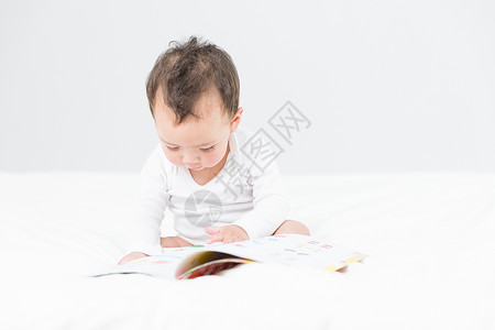 婴儿看书图片